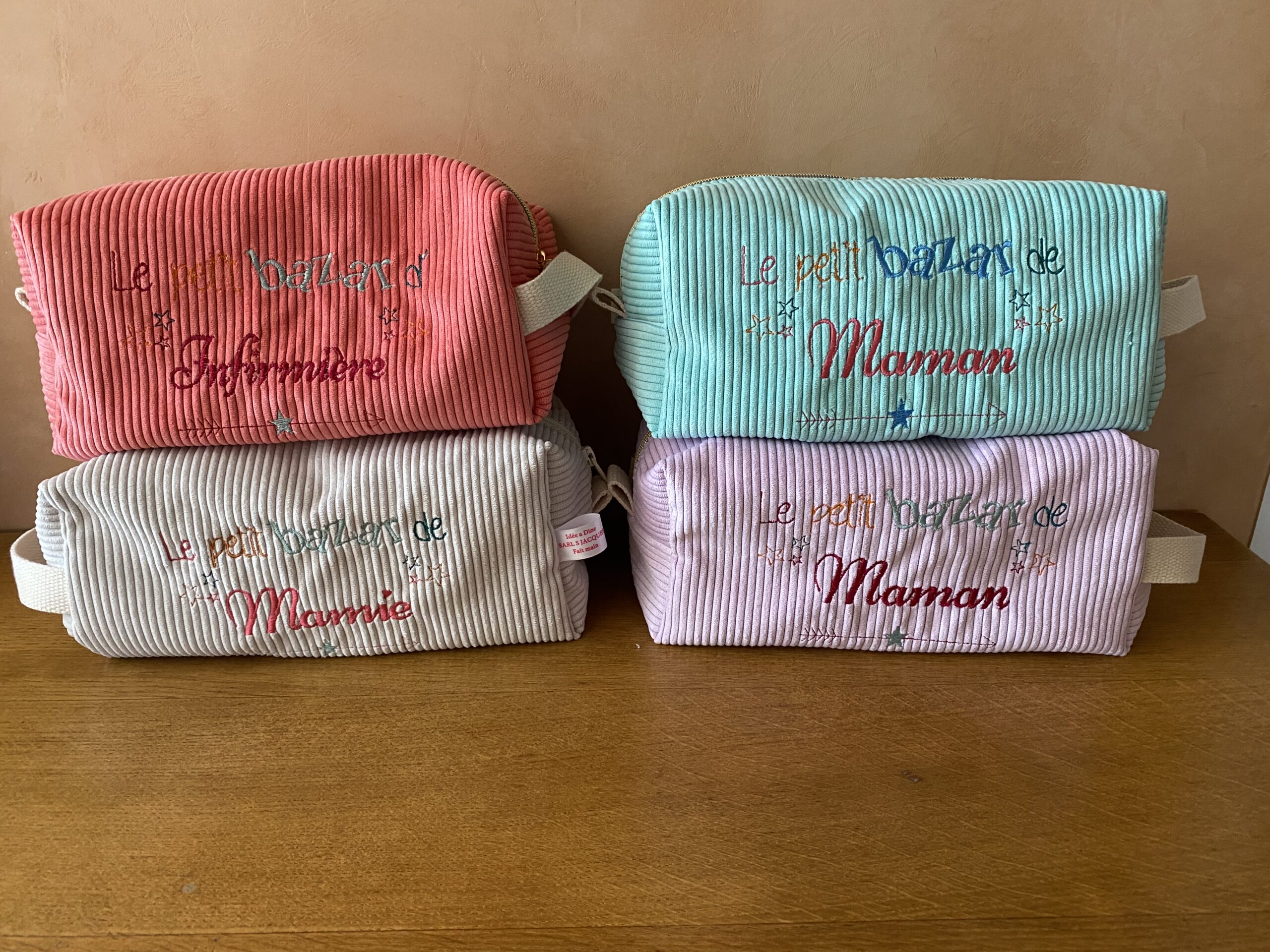 Lire la suite à propos de l’article Trousse de toilette brodée « Mon petit bazar »