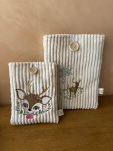 Lire la suite à propos de l’article Pochette à livre / liseuse brodée
